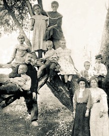 Михаил Булгаков с семьей