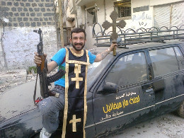 Сирийский «повстанец» фотографируется с «трофеями» — крестом и епитрахилью из оскверненного храма