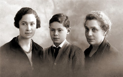 Андрей Блум с матерью Ксенией Блум и бабушкой Ольгой Скрябиной. 1923