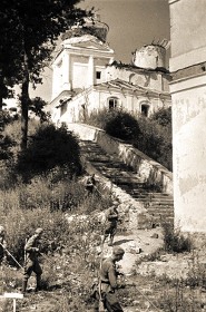 Саперы очищают от мин двор Святогорского монастыря