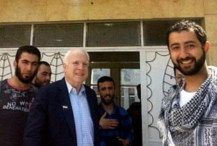 Американский сенатор Маккейн с главарями ИГИЛ