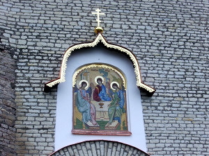 Святая Троица над входом в Псковский Кремль