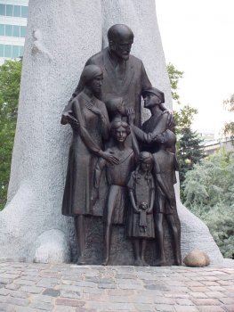 Памятник Янушу Корчаку в Варшаве